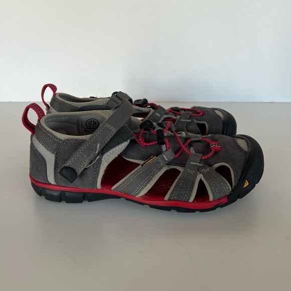 Keen Seacamp II CNX Gray and Red Youth Sandals, Big Boy Size 5 - Picture 6 of 13